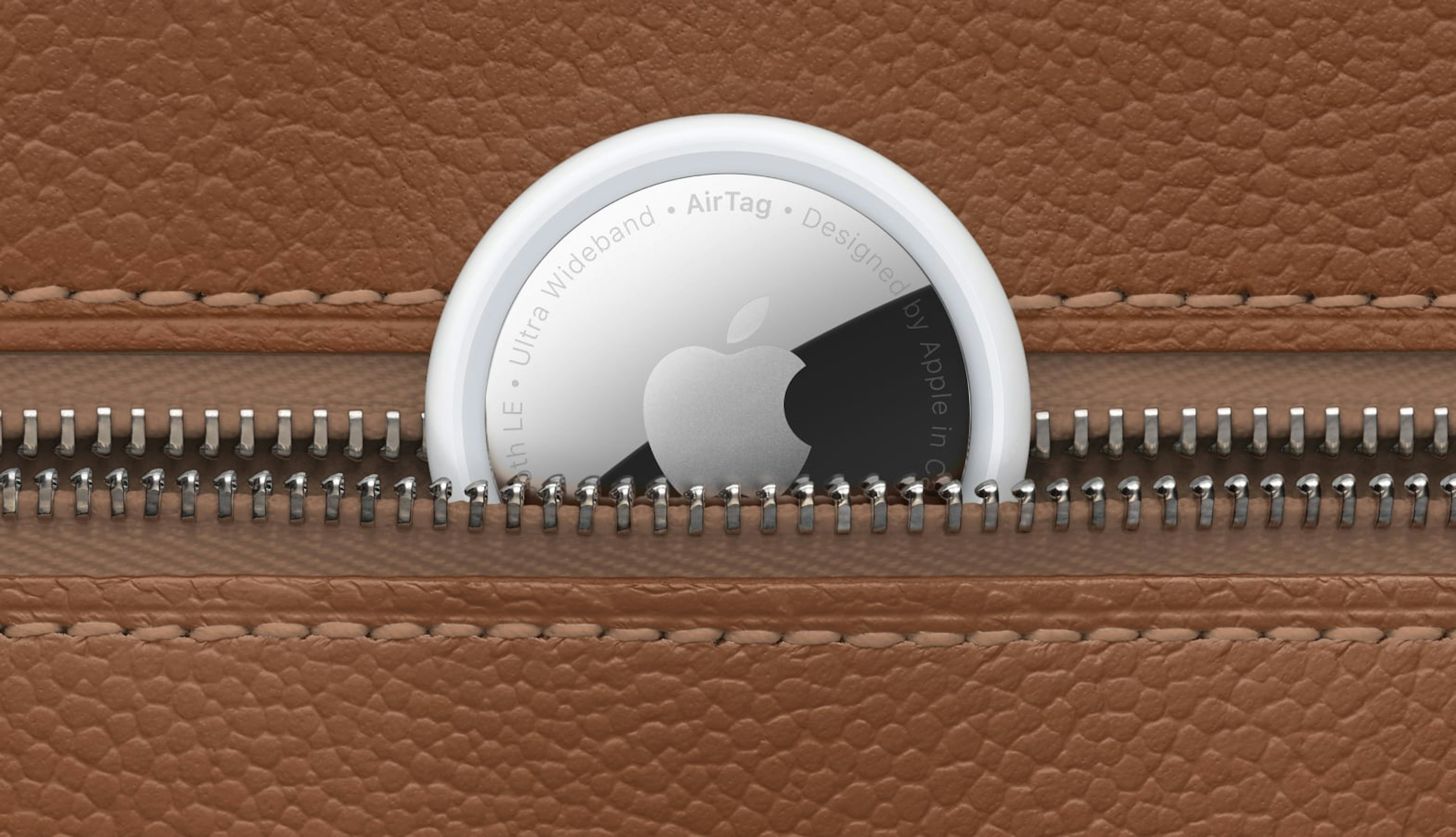 Apple AirTag in brauner Tasche mit Reißverschluss.
