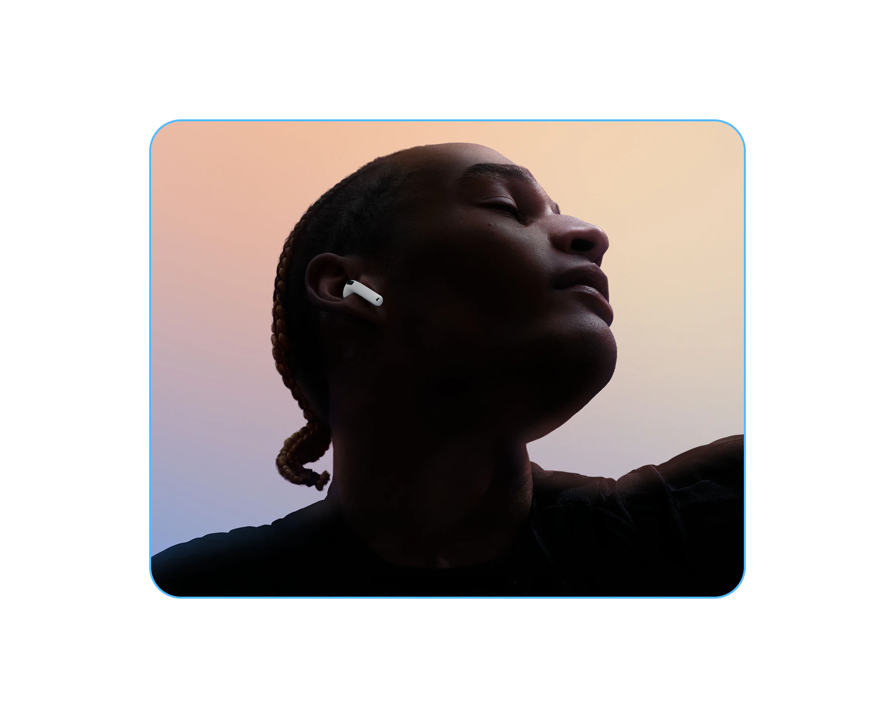 Highlight Bild vom Gerät Person mit geflochtenem Haar, Augen geschlossen, Kopf leicht angehoben, trägt einen AirPod im Ohr, vor orange-violettem Farbverlauf.