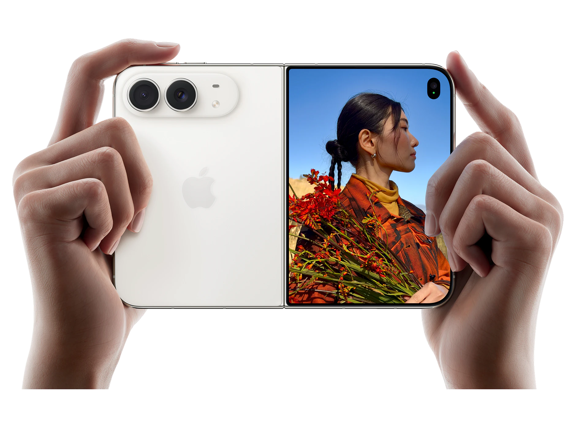 Highlight Bild vom Gerät Zwei Hände halten das Apple iPhone Duo in Star White im Querformat wie eine Kamera, das Display zeigt das Porträt einer Frau mit Zopf und oranger Jacke, die rote Blumen hält.