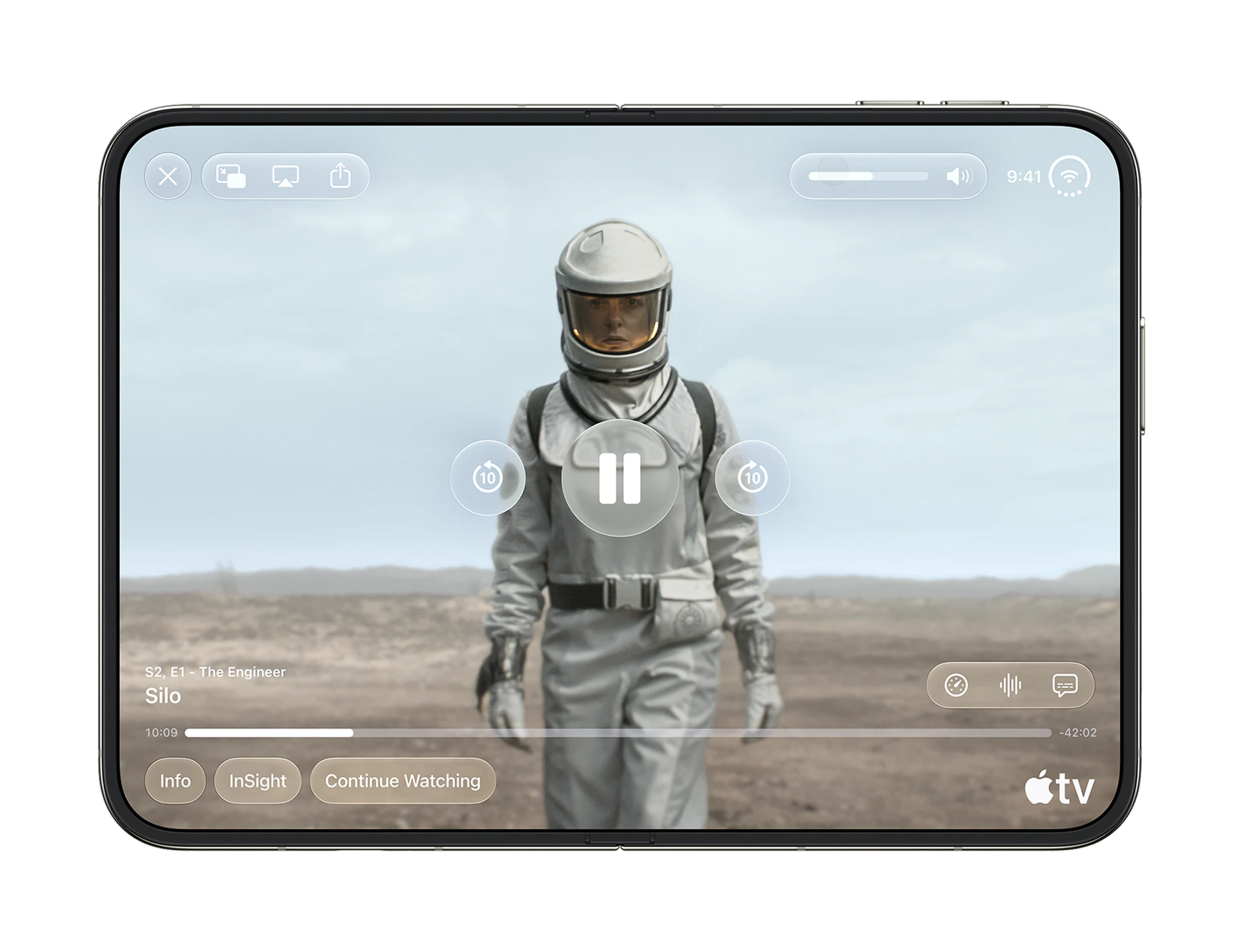 Highlight Bild vom Gerät Aufgeklapptes Apple iPhone Duo im Querformat, Display zeigt Apple TV mit der Serie „Silo”: Person im Raumanzug in einer Wüstenlandschaft, darüber die Wiedergabesteuerung.