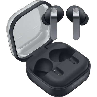 Samsung Galaxy Buds4 Pro in Dunkelgrau mit silbernen Stielen über geöffnetem Ladecase mit transparentem Deckel.