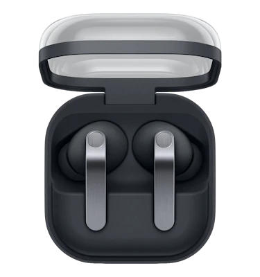 Draufsicht auf geöffnetes dunkelgraues Ladecase der Samsung Galaxy Buds4 Pro mit beiden Kopfhörern.