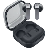Samsung Galaxy Buds4 in Dunkelgrau über geöffnetem Ladecase mit transparentem Deckel und Samsung-Schriftzug.