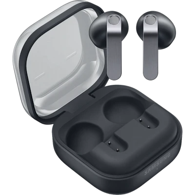 Samsung Galaxy Buds4 in Dunkelgrau über geöffnetem Ladecase mit transparentem Deckel und Samsung-Schriftzug.