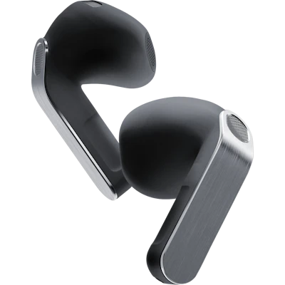 Zwei Samsung Galaxy Buds4 in Dunkelgrau mit silbernen Stielen in Nahaufnahme.